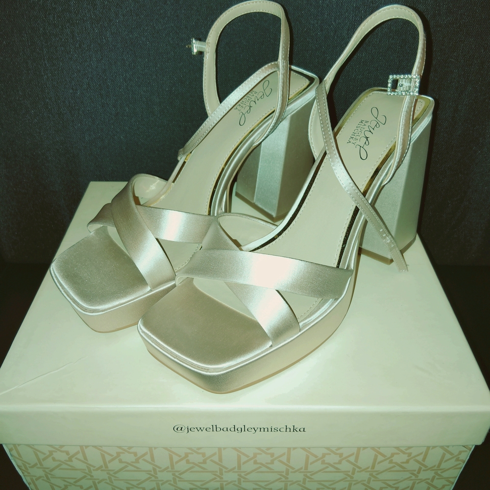 Jewel Badgley Mischka Women's Satin Champagne Chunky Heels